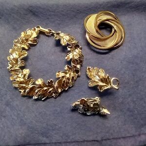 Silver tone Brooch with Leaf Design Bracelet & Earrings